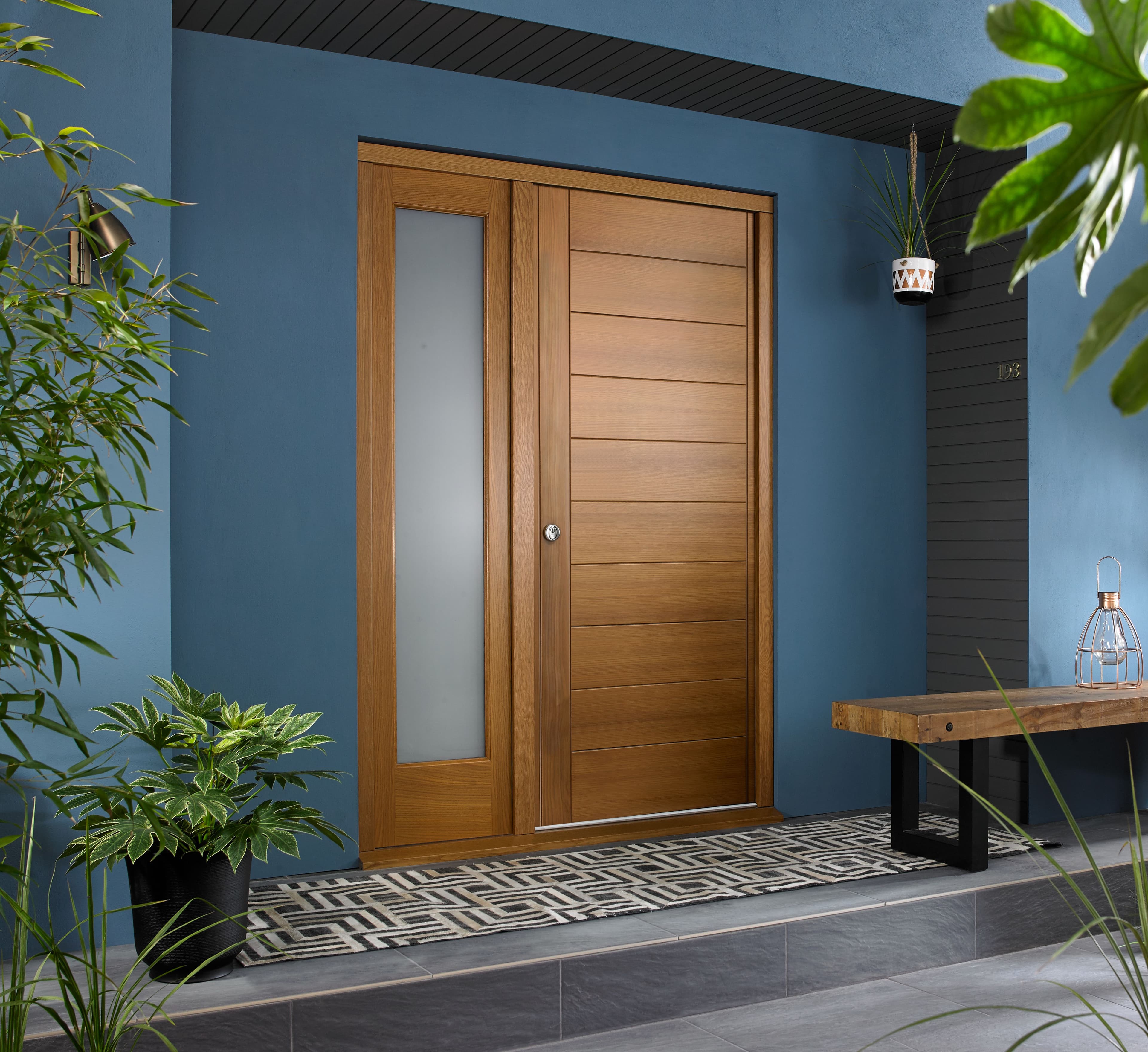 Oslo External Oak Veneer Door 1981 x 838 x 44mm and Frame with Side Light 610mm Reversible